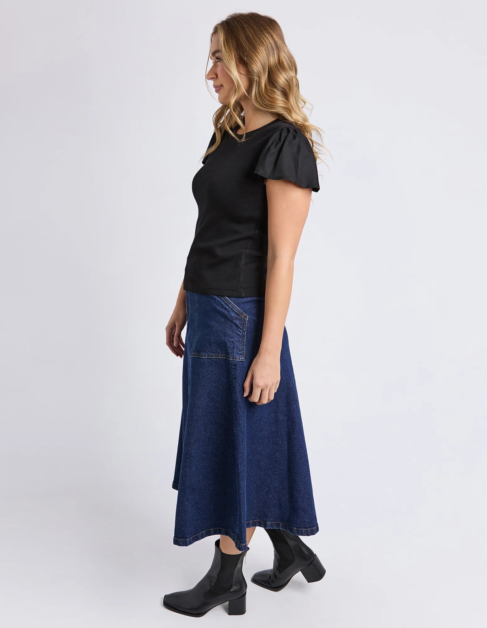 Elle Rib Tee Black - Image 7