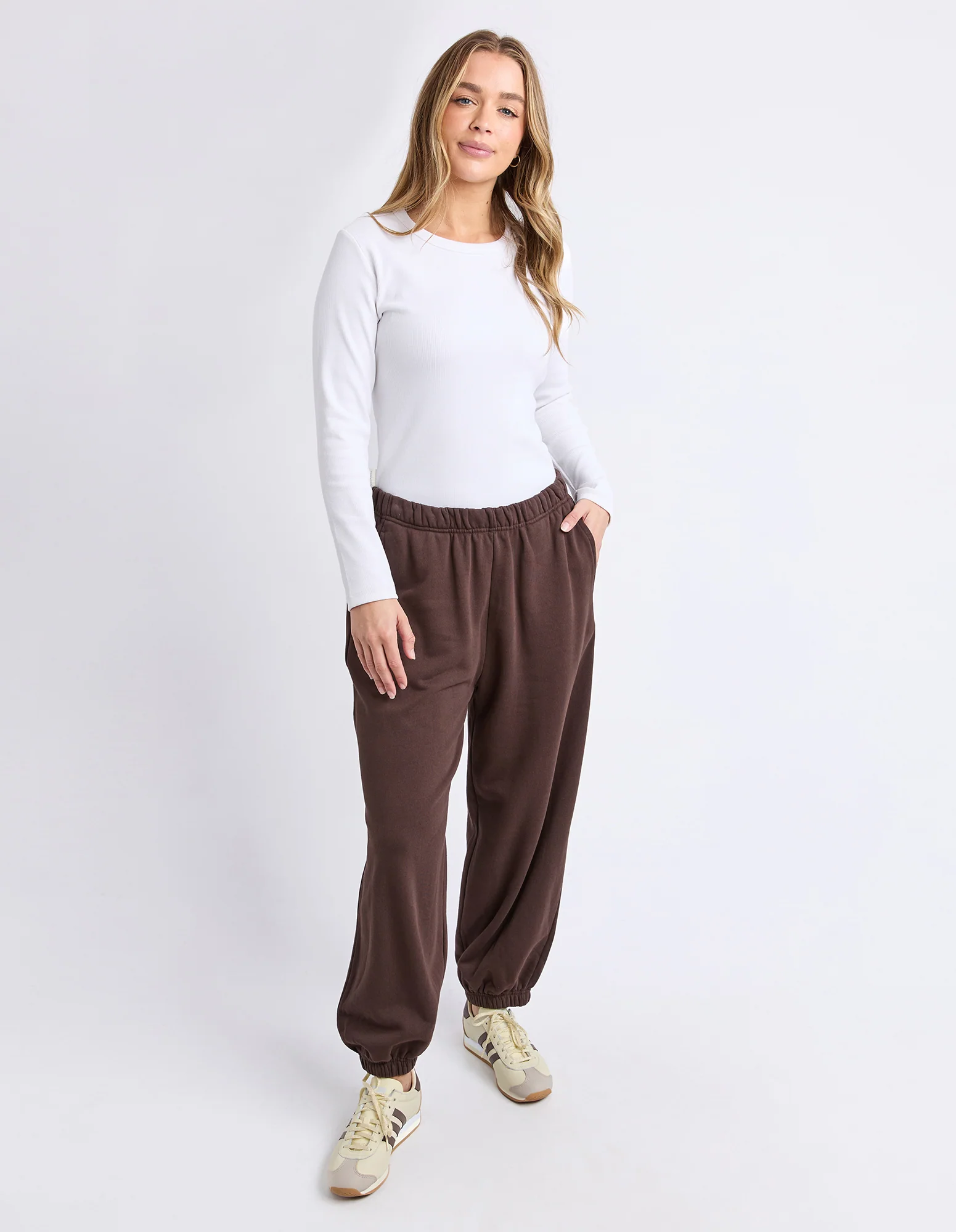 Foundation Barrel Trackpant Coffee Bean - Image 3