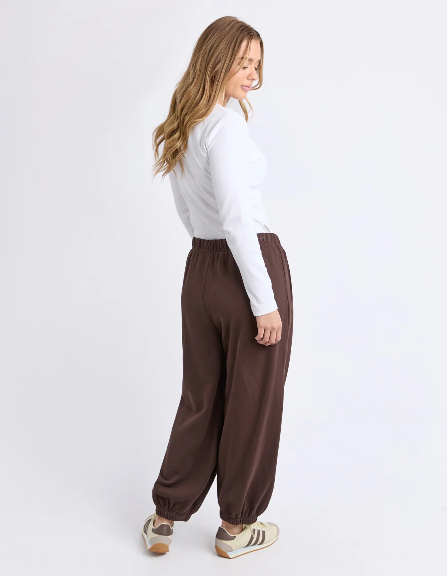 Foundation Barrel Trackpant Coffee Bean - Image 4