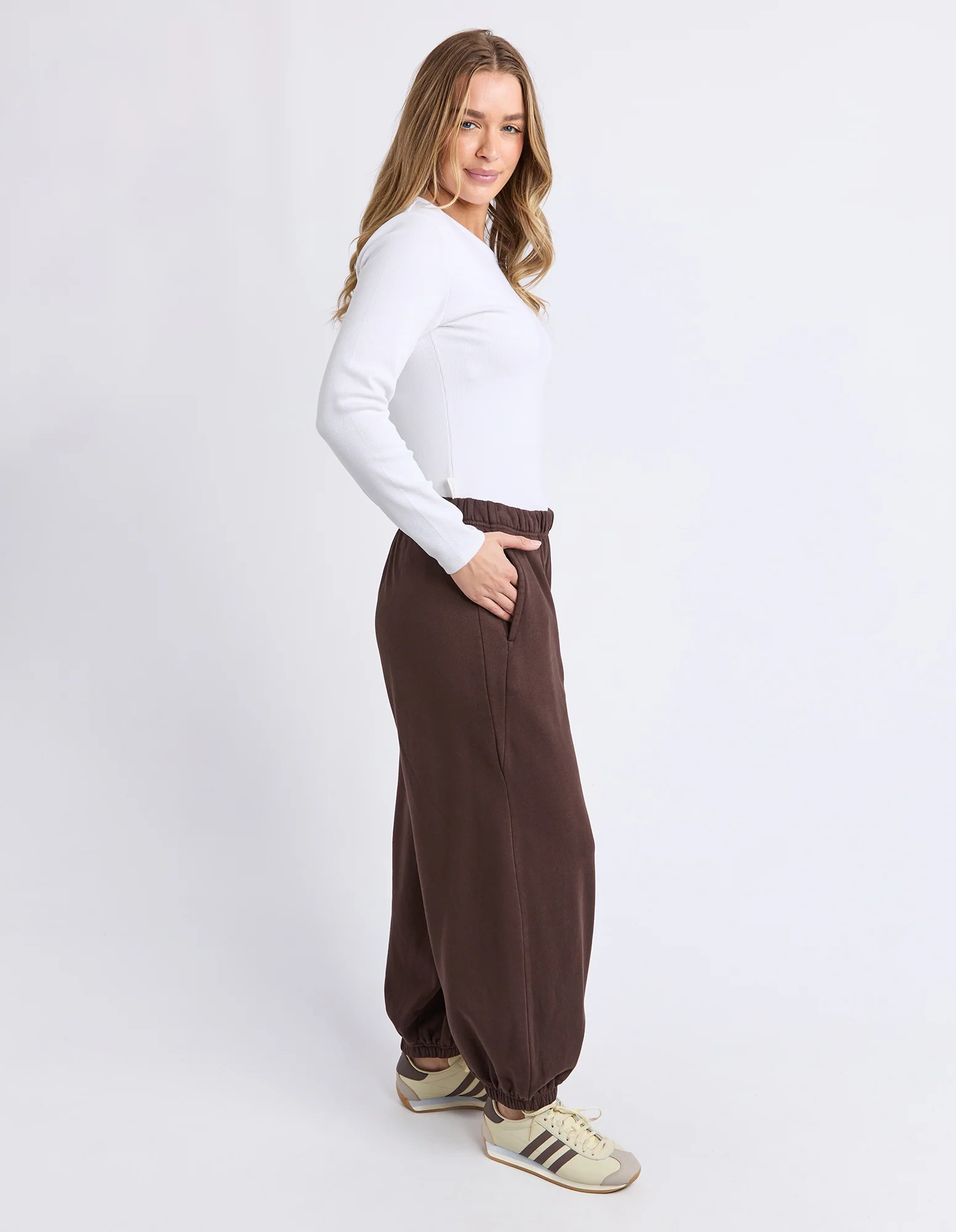Foundation Barrel Trackpant Coffee Bean - Image 7