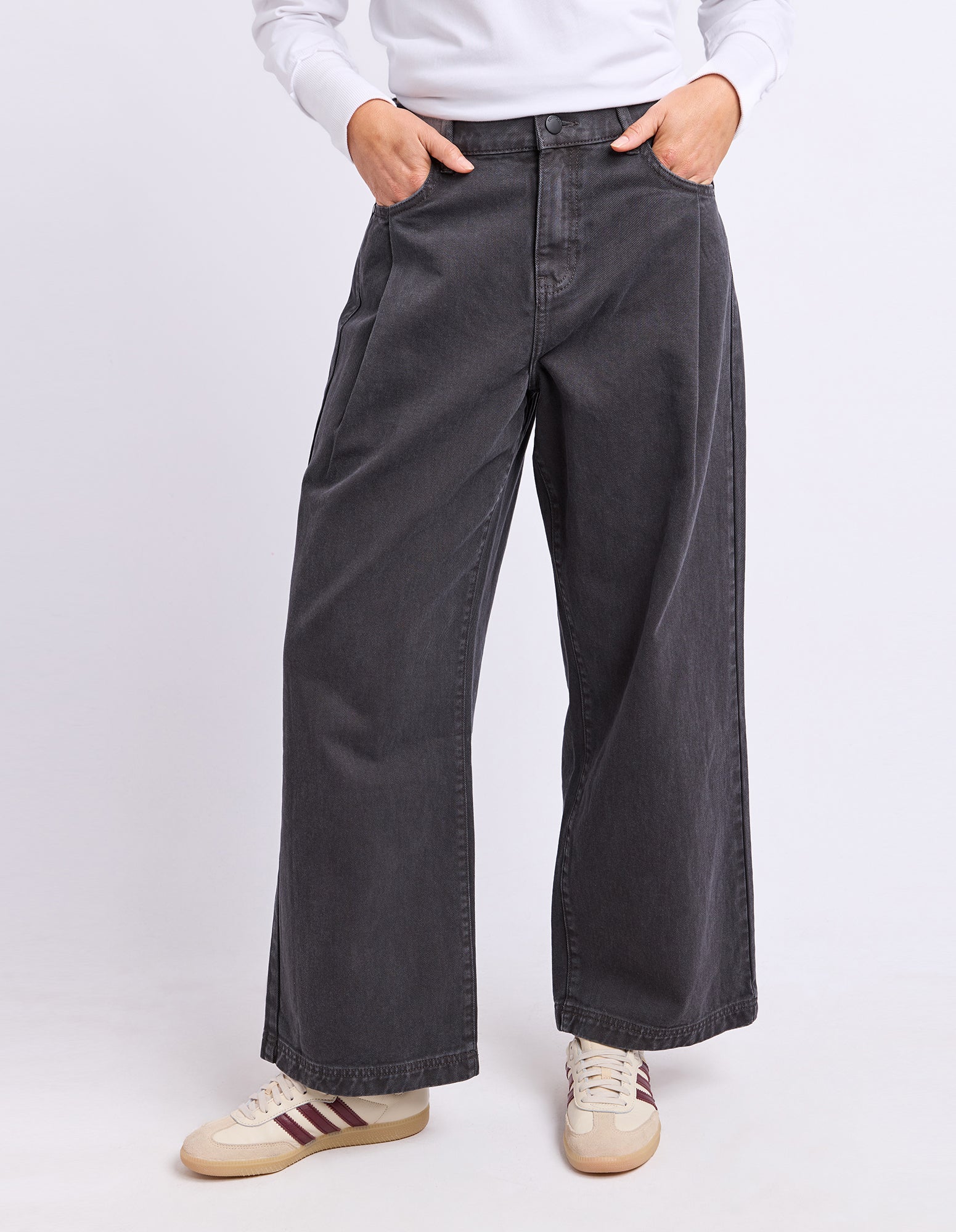 Zaria Pleat Jean Washed Black